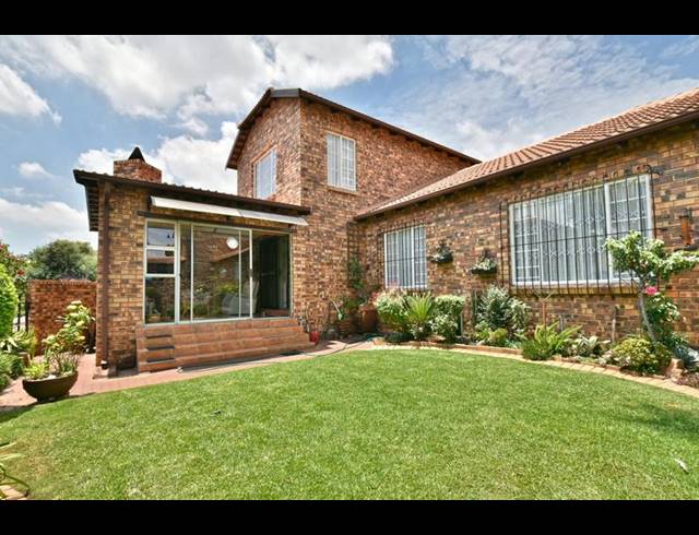 4 BEDROOM TOWNHOUSE FOR SALE IN RANDPARK RIDGE